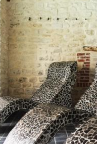 Espace de relaxtion avec chaises longues chauffées relaxatieruimte_curia.png
