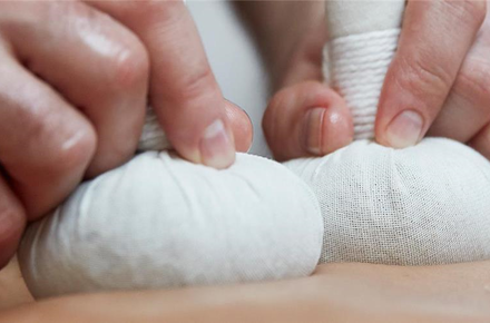 Massage aux compresses d'herbes 50'