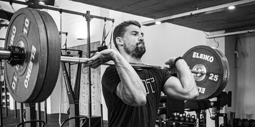 fit_man_holding_barbell_in_front_rack_powerclean.jpg