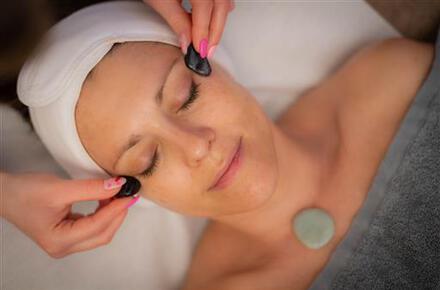 Massage du visage aux pierres fines (45 minutes)
