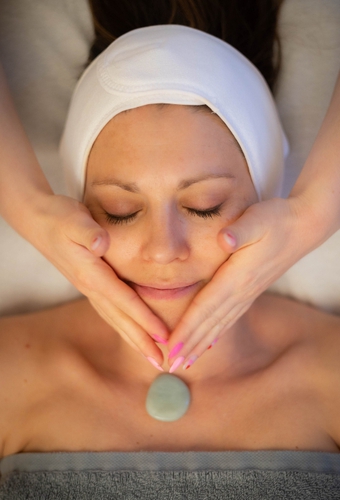 Gelaatsverzorging met edelsteenmassage TB_gelaatsverzorging-edelsteenmassage.jpg