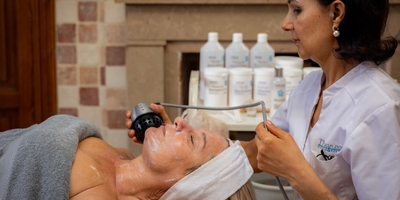 Anti-ageing boost with HydraFacial Deluxe Blog_beauty-clinic-7.jpg