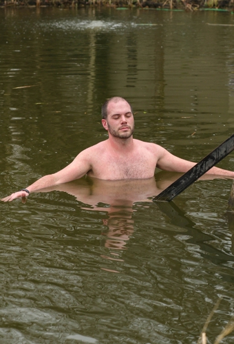 19:00: in the Tibet sauna TG_koudetherapie-zwemvijver-man.jpg