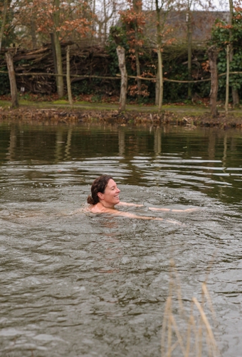 14:00: in the Tibet sauna TG_koudetherapie-zwemvijver-vrouw.jpg