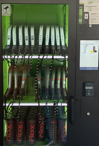 Louer une raquette ou acheter des balles Padelkiosk_racket-ballen.jpg